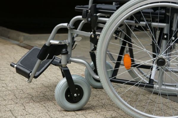 В Кузбассе после суда ребенку-инвалиду выдали специальное кресло