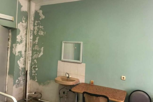 В Кузбассе приостановили работу больницы из-за отваливающейся штукатурки