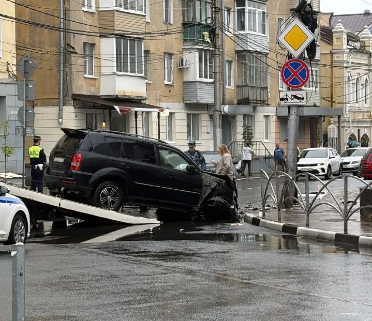 Разбилась иномарка на перекрестке Краснорядской и Горького в Рязани