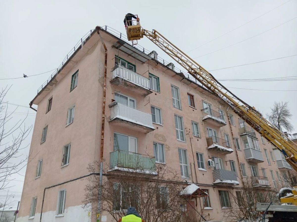 «Важно не просто сбивать сосульки»: Авдеев потребовал убирать снежные залежи после повреждения крыш в Вязниках