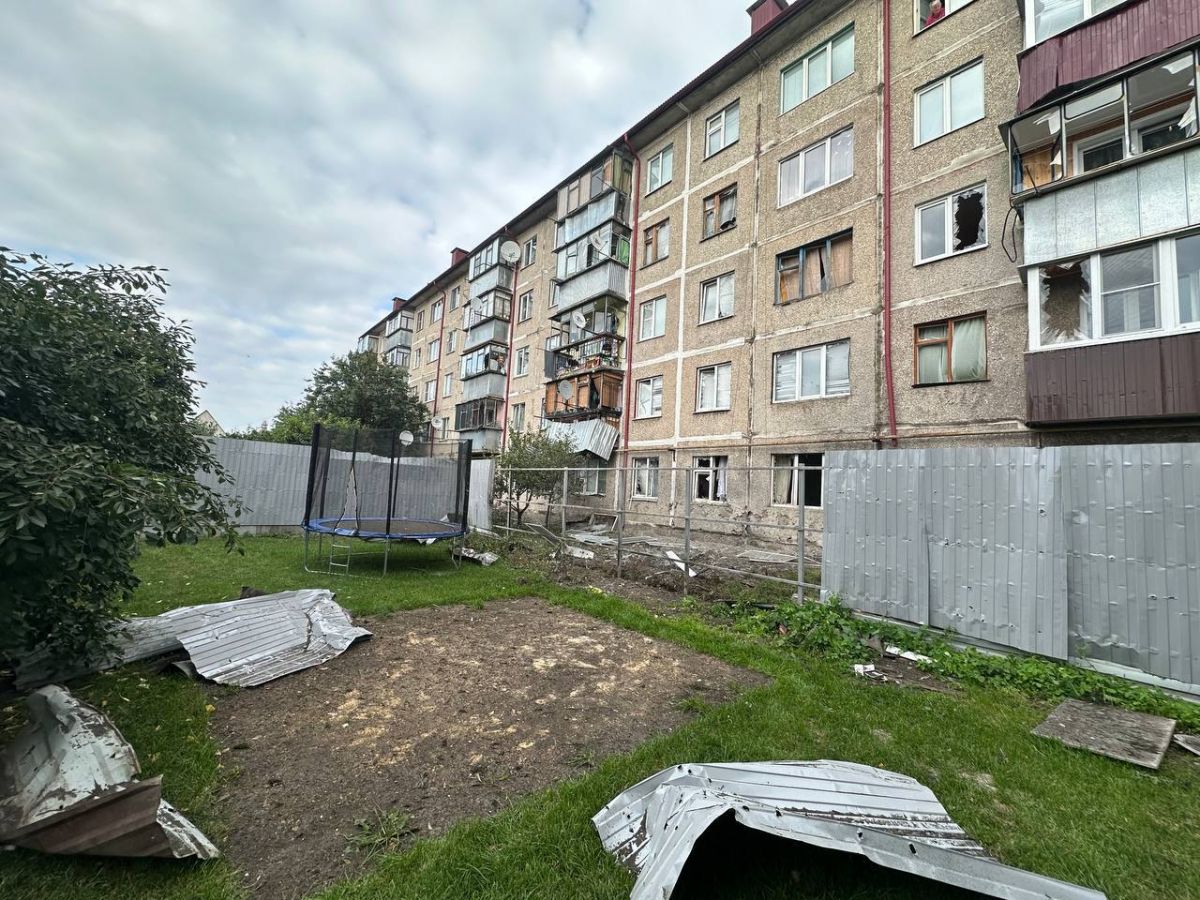ВСУ обстреляли Рыльск, повреждены жилые дома и склад