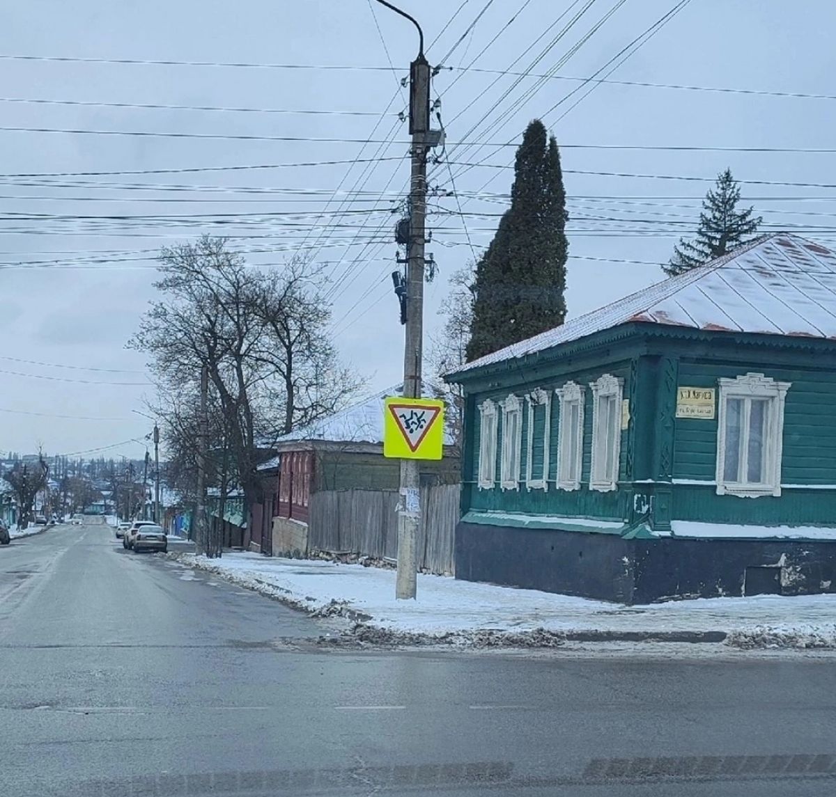 В Ельце рабочие повесили дорожный знак вверх тормашками