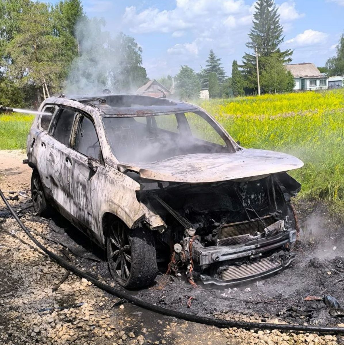 В Елецком районе Липецкой области горел китайский внедорожник