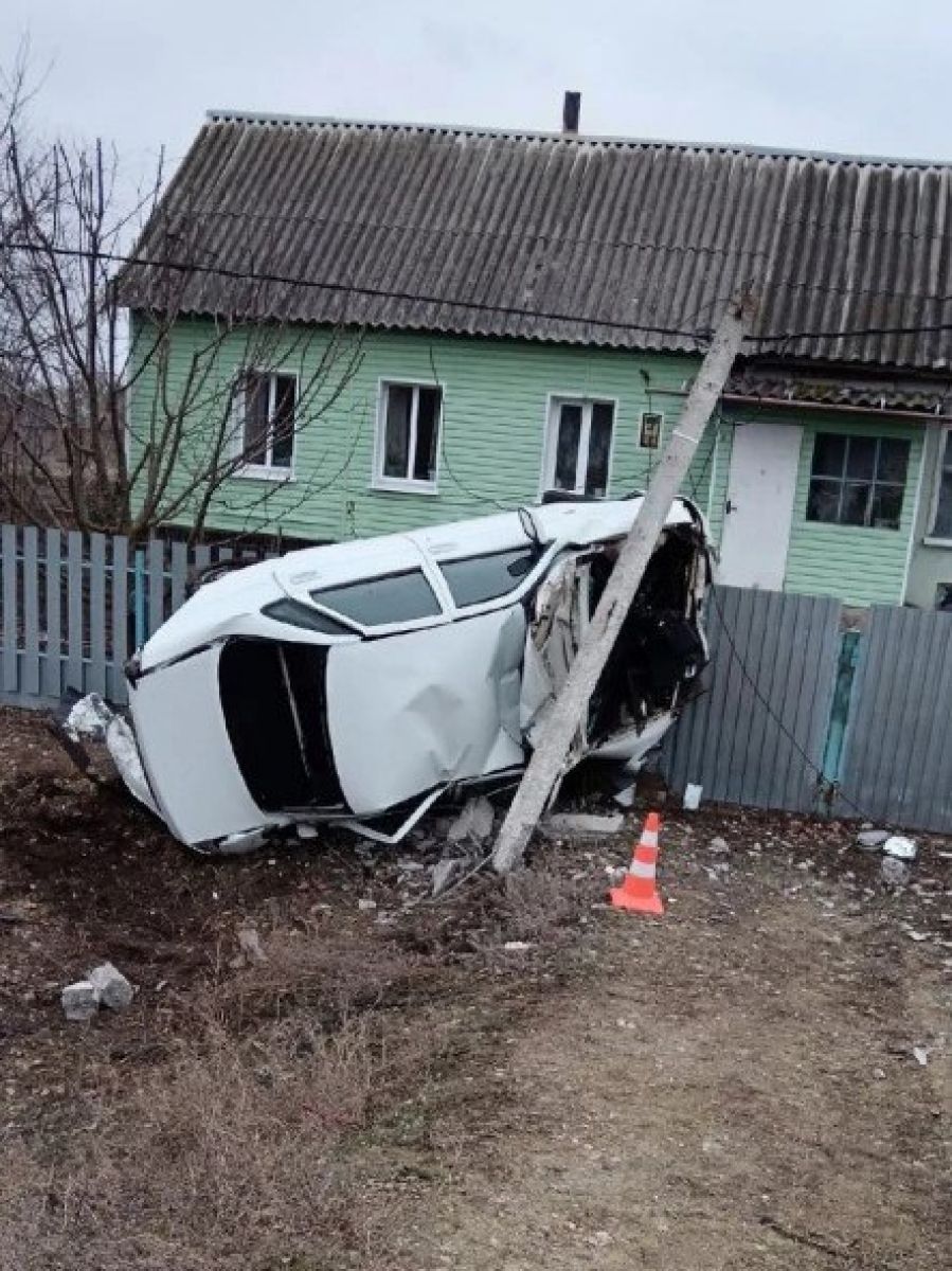 В Липецкой области «Лада» встала на бок между забором и опорой ЛЭП
