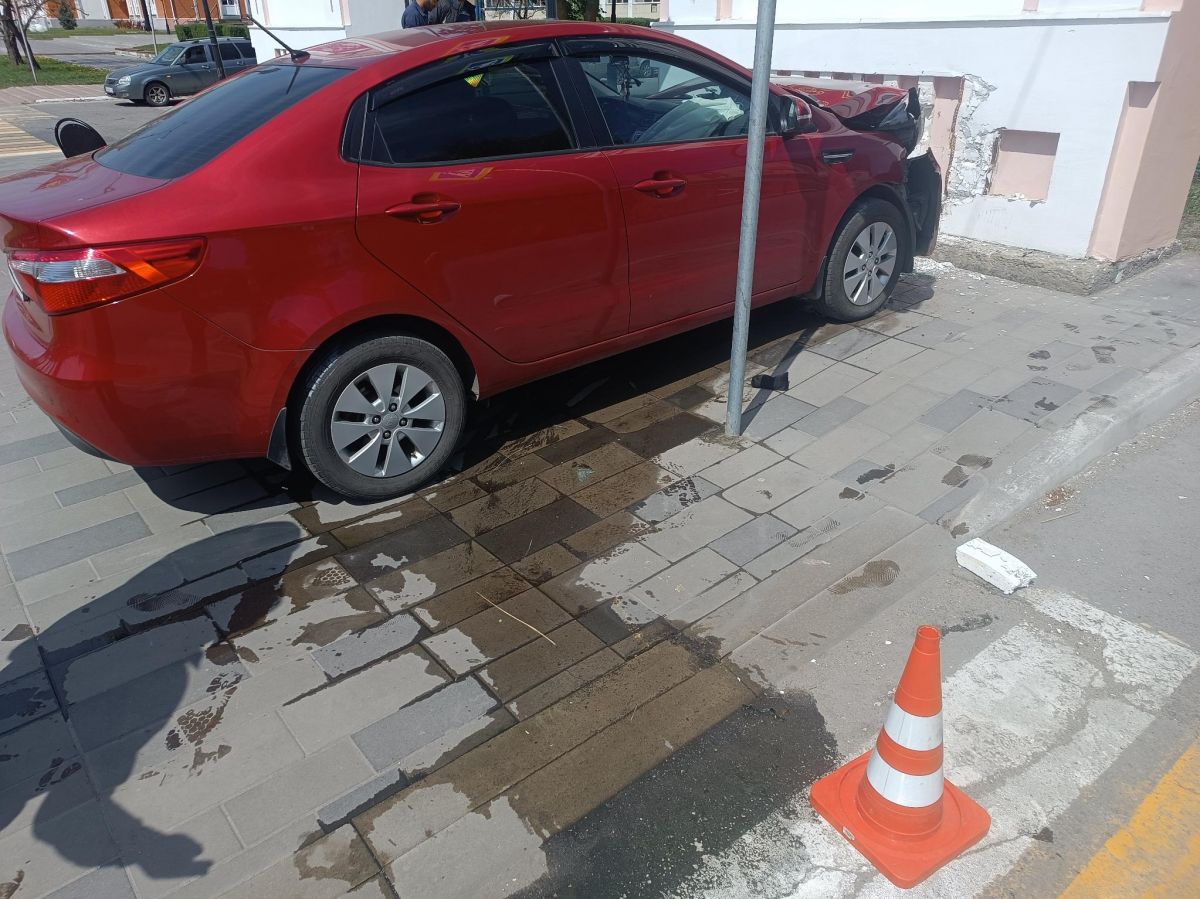 В Усмани «Киа» въехала в кирпичную арку, пострадала пенсионерка