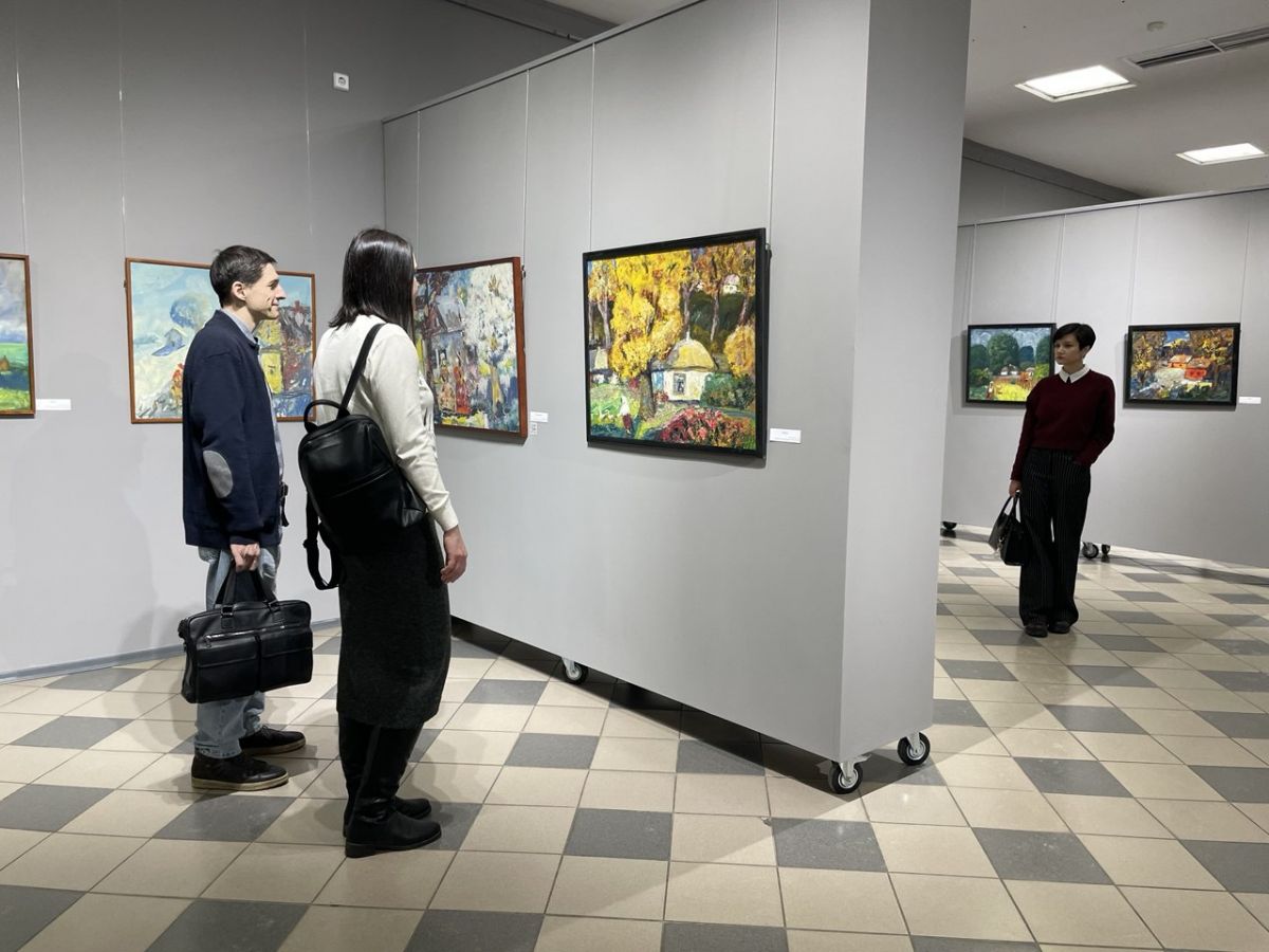 Петухи и коровы: в Липецке открыли выставку к 100-летию Василия Шевченко