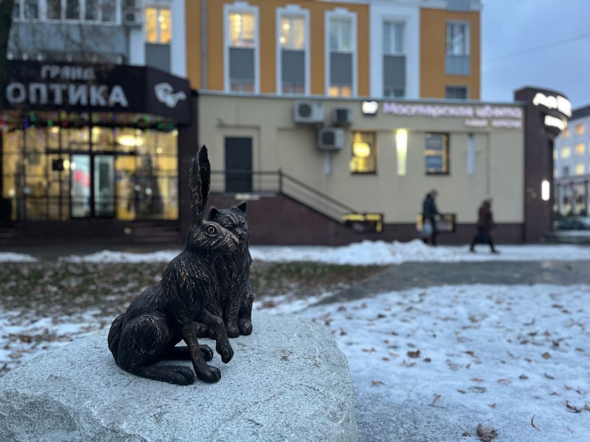 Рядом с липецкой прокуратурой установили скульптуру кота и зайца