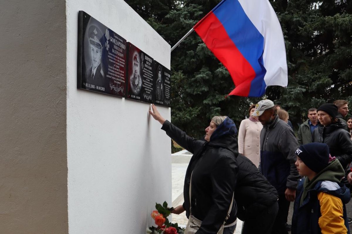 В Липецкой области установили мемориальные доски в честь трех бойцов СВО