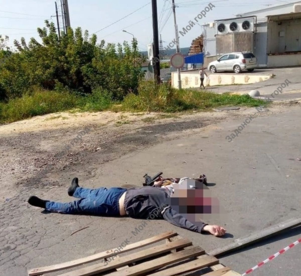 На оживлённом перекрёстке Задонска лежит мужчина со смертельным ранением