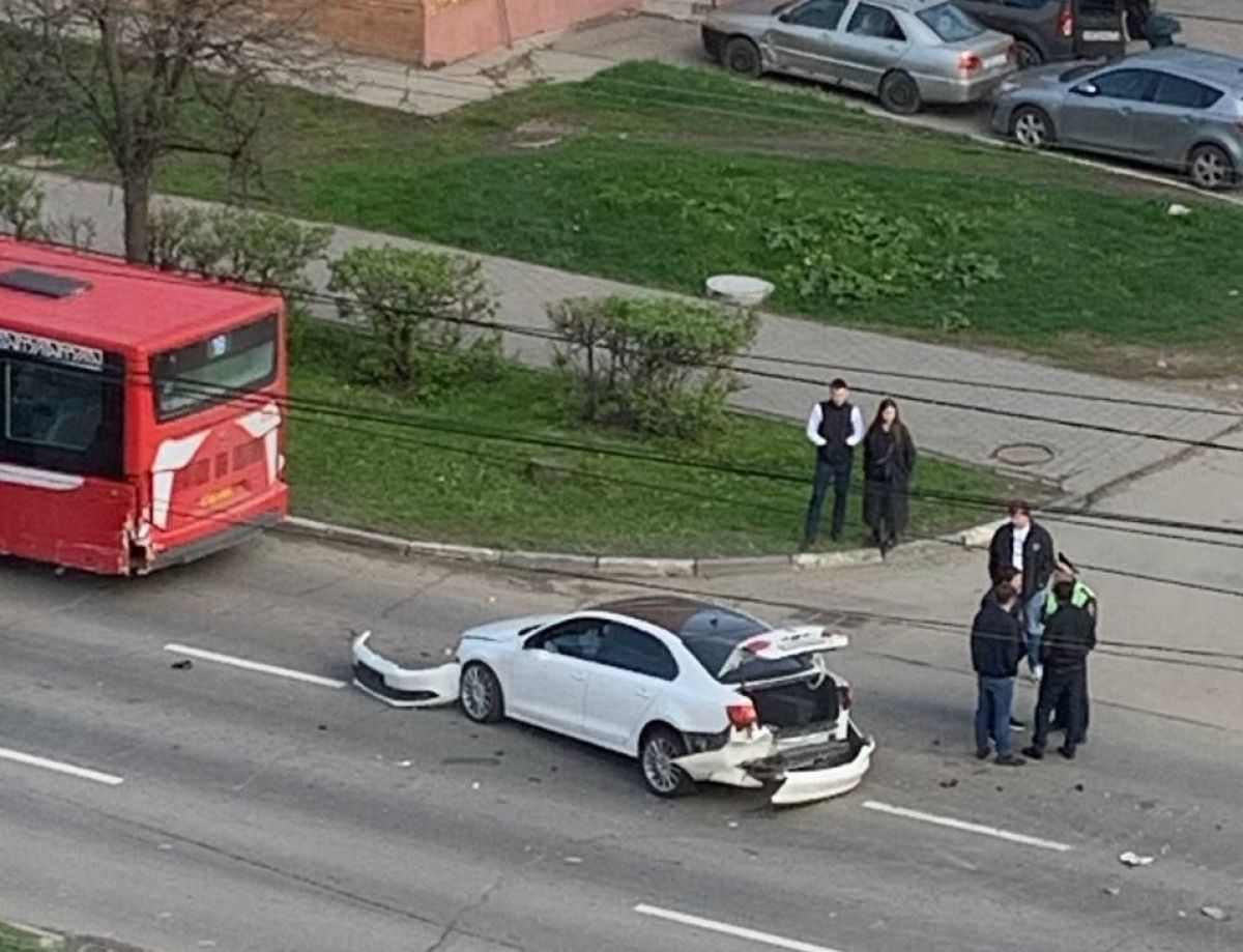 У иномарки оторвало оба бампера при столкновении с автобусом в Туле