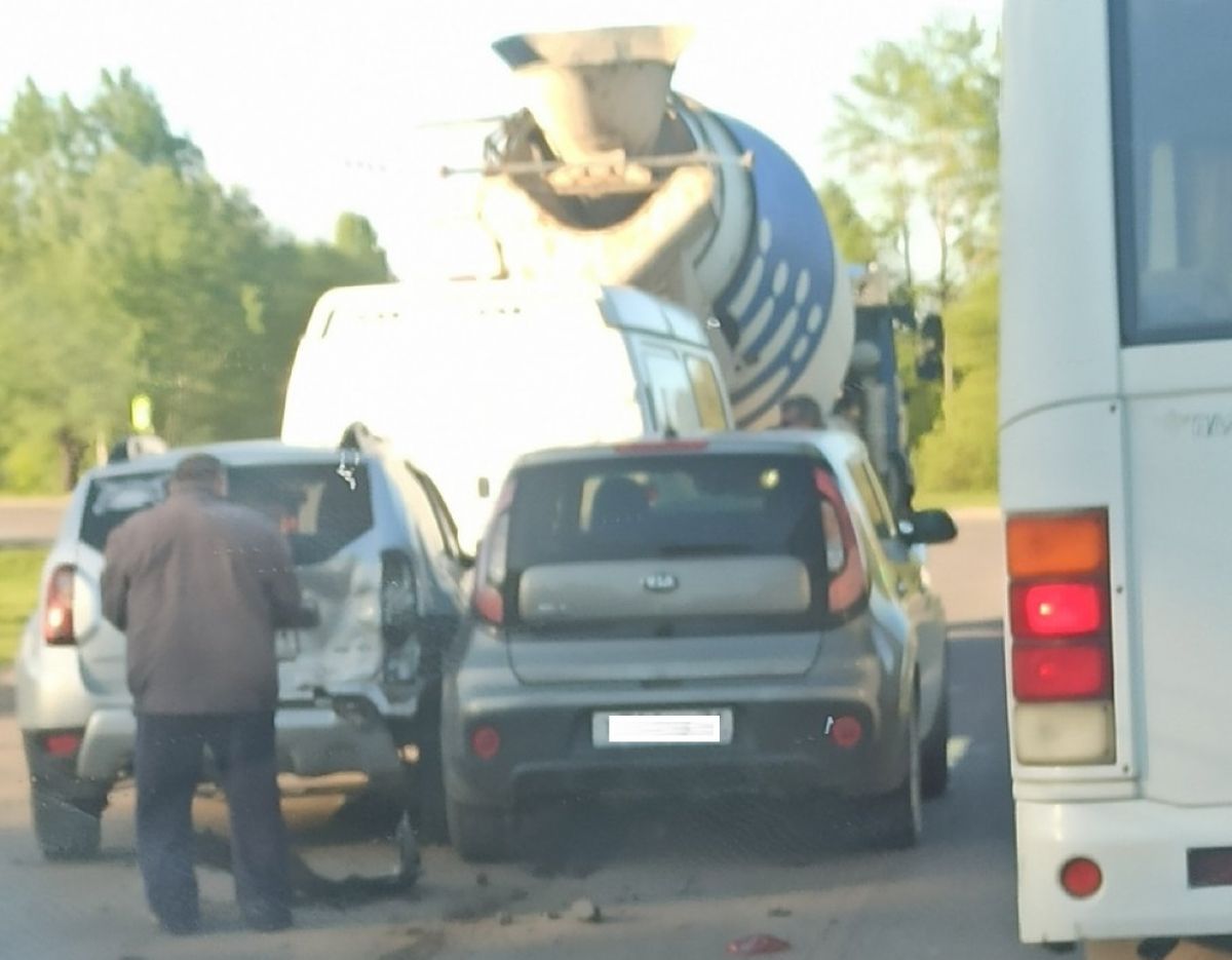 В жёстком ДТП с бетономешалкой под Тулой пострадали 4 автомобиля