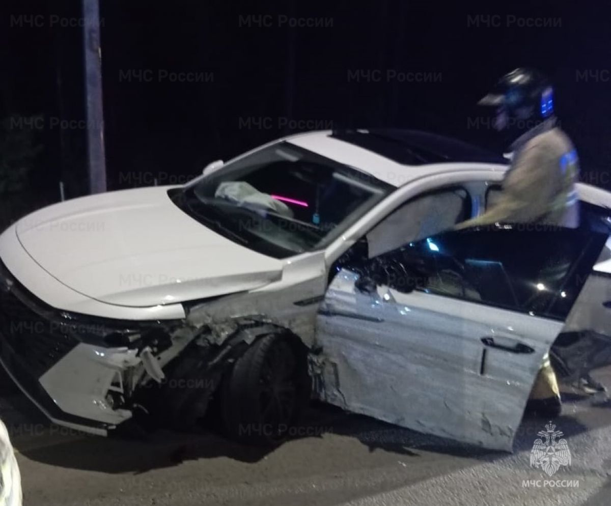 В Дзержинском районе иномарка врезалась в отбойник В Дзержинском районе иномарка врезалась в отбойник