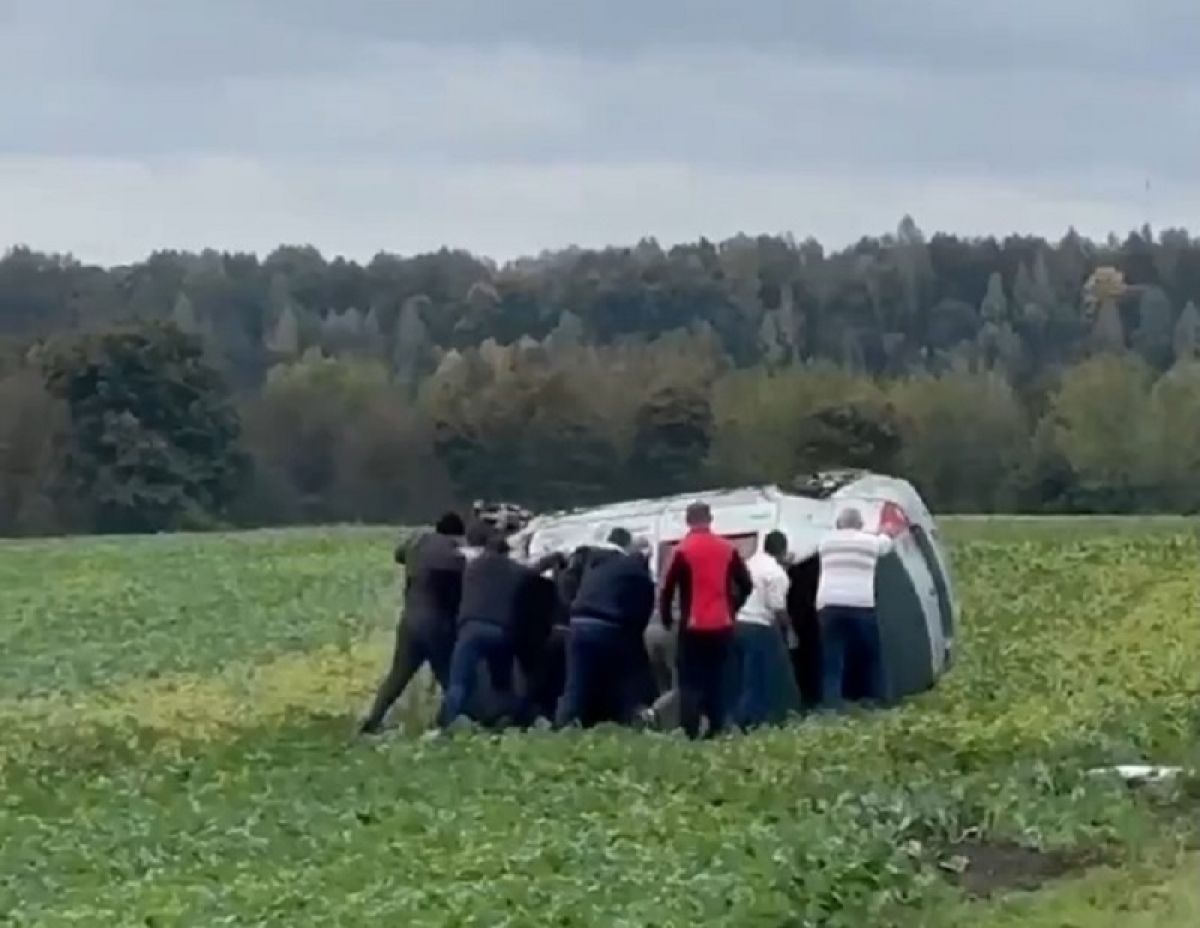 Спасение добровольцами «перевёртыша» из кювета под Орлом попало на видео