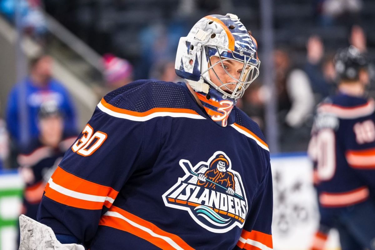 Вратарь «Айлендерс» Сорокин грубо ошибся, отдав пас на клюшку Уилсона, который забил гол в пустые ворота