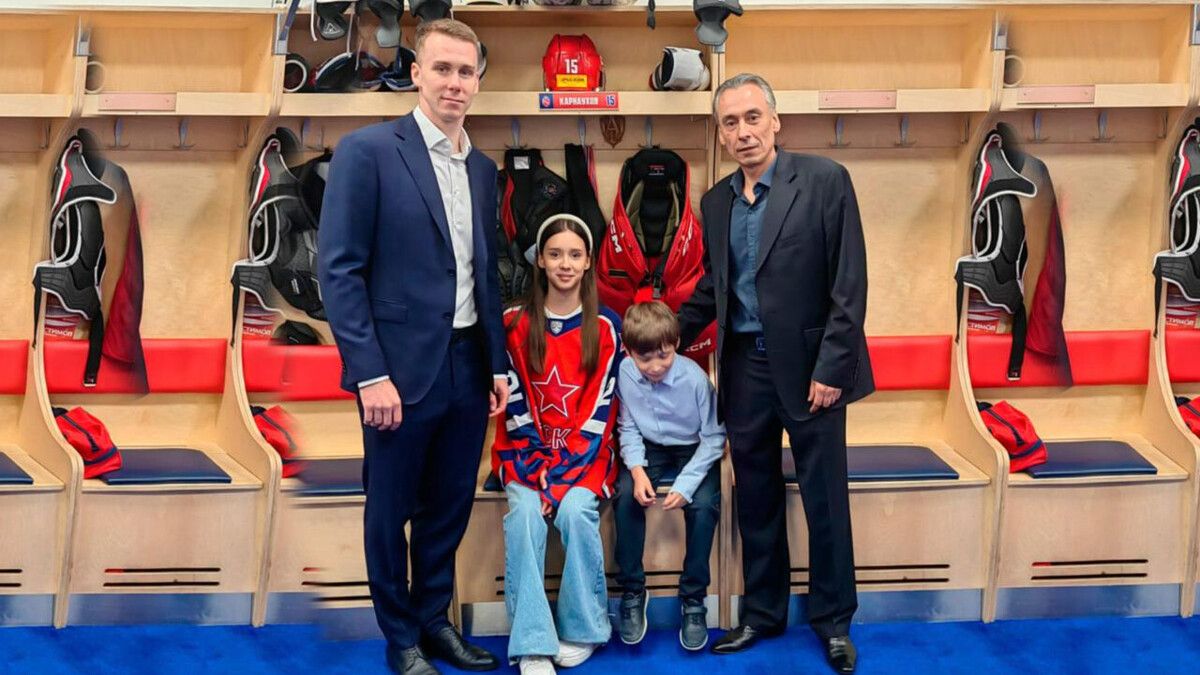 Экс-менеджер сборной России по хоккею Павел Попов продает хоккейные награды, чтобы помочь семье погибшего сына