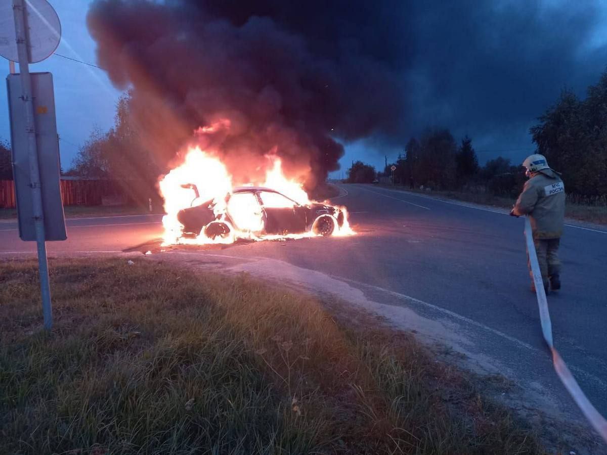 Обгоревшие тела двоих мужчин нашли в авто недалеко от Калуги