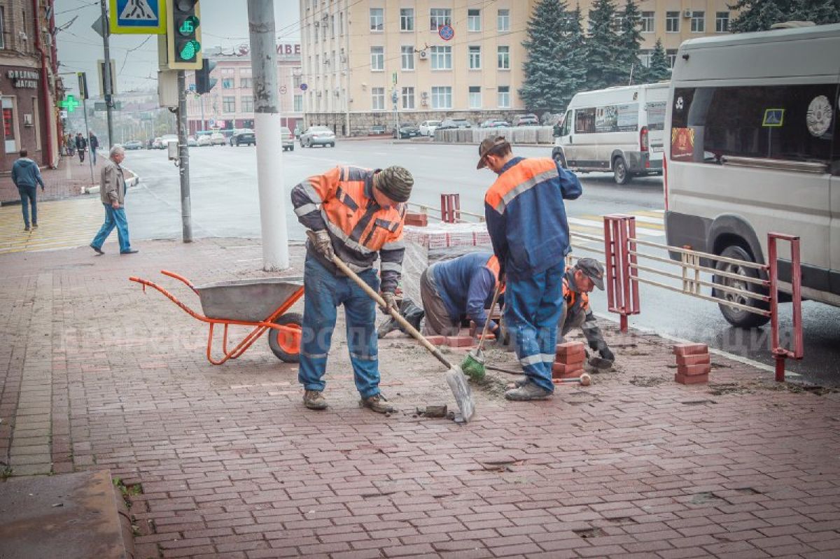 В центре Брянска идет замена тротуарной плитки