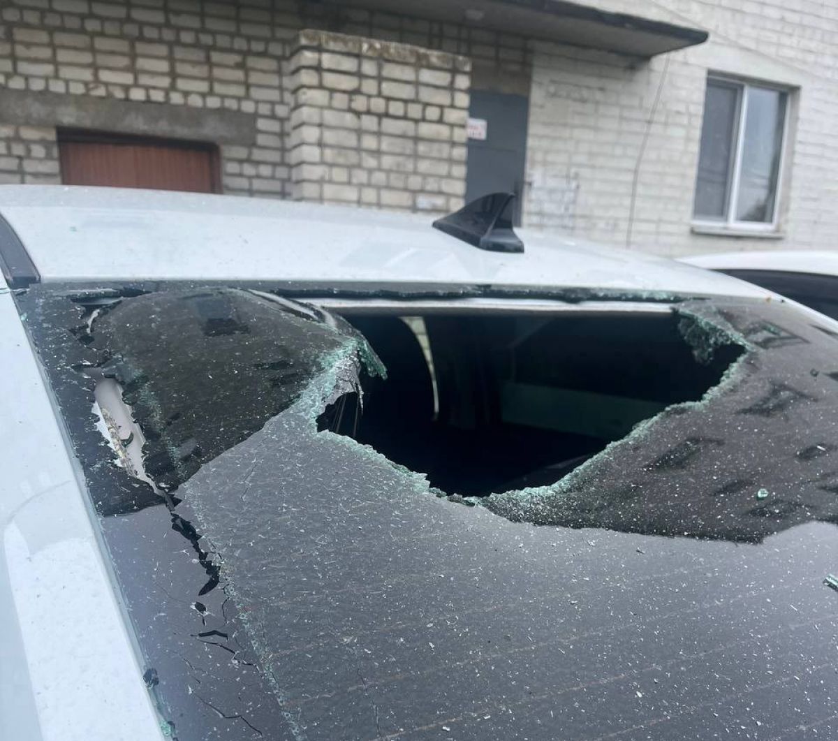 От обломков сбитого БПЛА в Курске повреждены авто и жилые дома