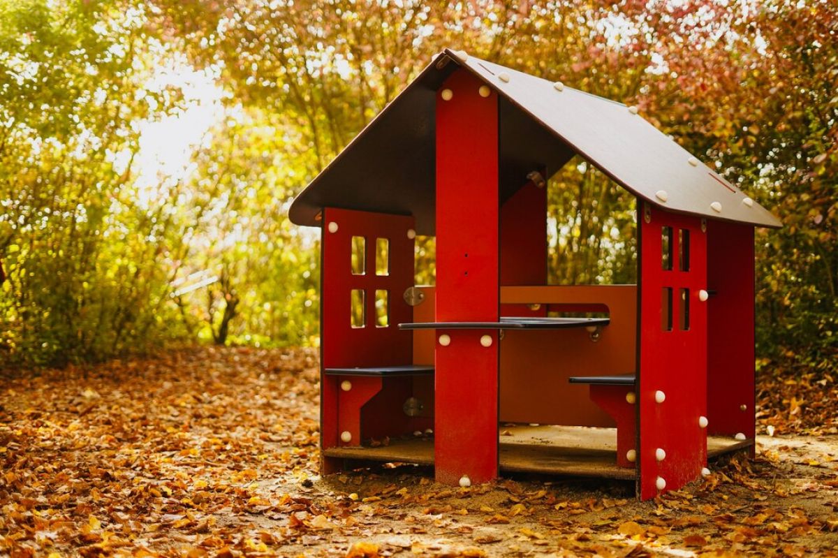 https://www.freepik.com/free-photo/red-wooden-playground-park_19538331.htm#fromView=search&page=1&position=2&uuid=797d5dcb-c168-40b8-821e-57d11cc813c9&query=детский+сад+снаружи